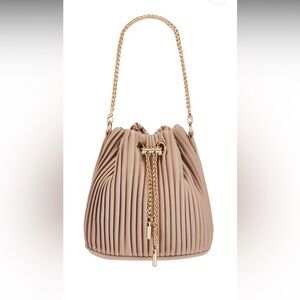 Olga Berg | Remi bag in natural, pleated with gold strap
